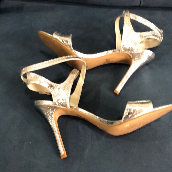 A.n.a Women’s size 9 stiletto heels silver crinkle - Picture 4 of 8